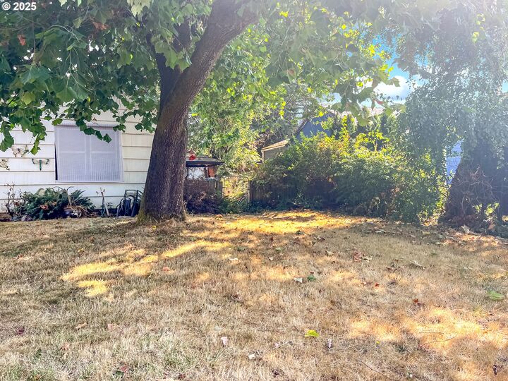 Property Photo: 561 Fairfield Ave OR 97402