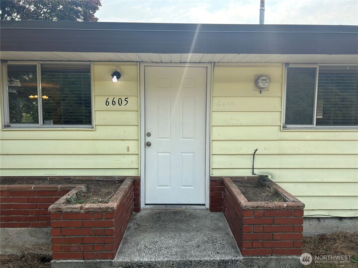 Property Photo:  6605 S 127th Place  WA 98178 