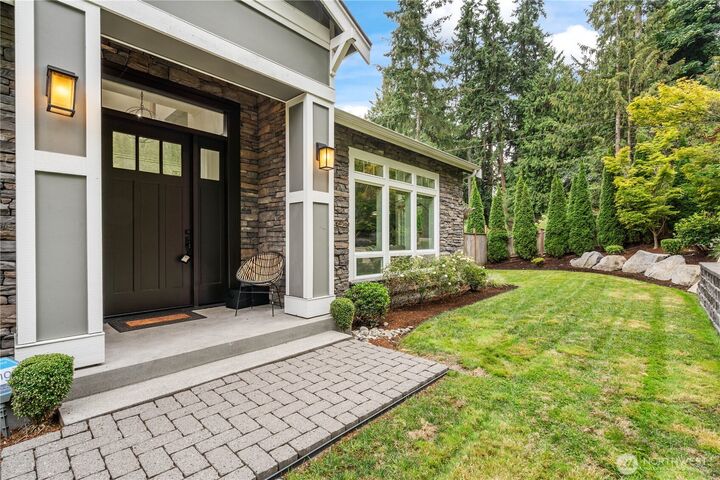 Property Photo: 9942 SE 39th St WA 98040