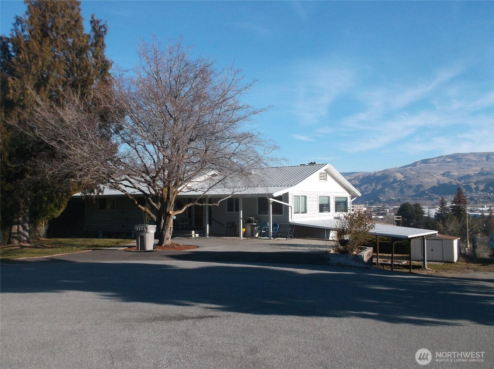 Property Photo: 2213 Avenida Way WA 98801