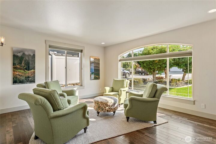 Property Photo: 42 S Mandolin Avenue WA 98802