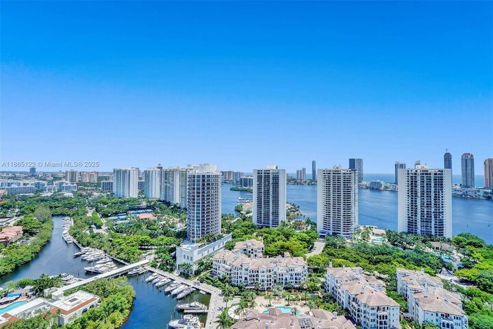 Property Photo: 6000 Island Blvd 707 FL 33160