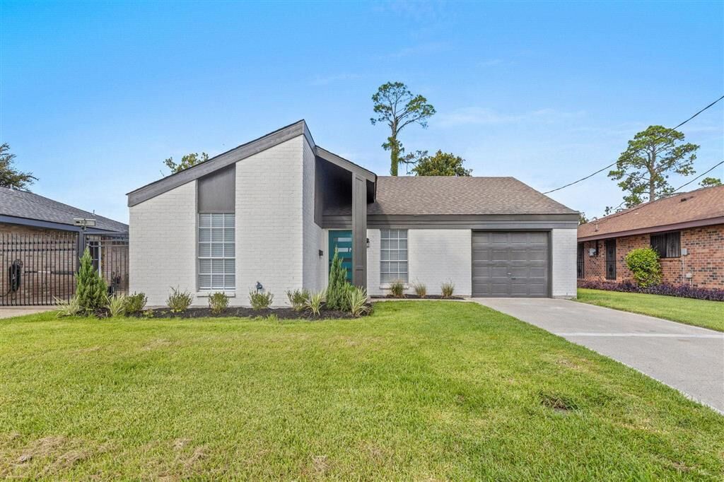 Property Photo: 4012 Brentwood Lane LA 70605