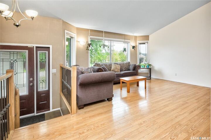 Photo de la propriété: 38 Longpre Crescent SK S6X 1C6