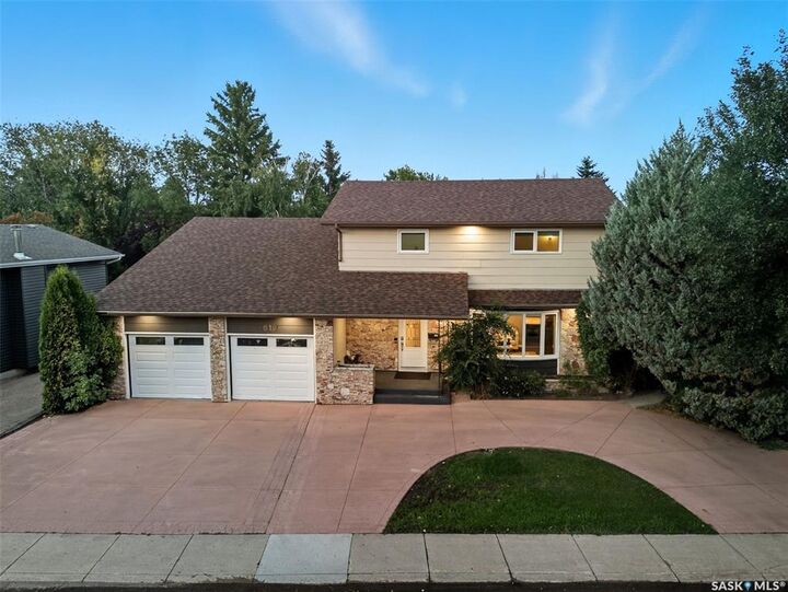 Property Photo:  619 Kingsmere Boulevard  SK S7J 4E7 