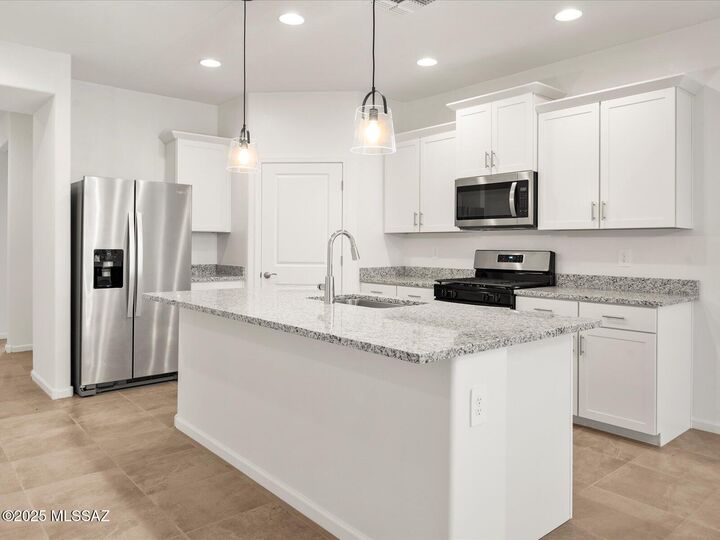 Property Photo:  737 W Calle Cubeta  AZ 85629 