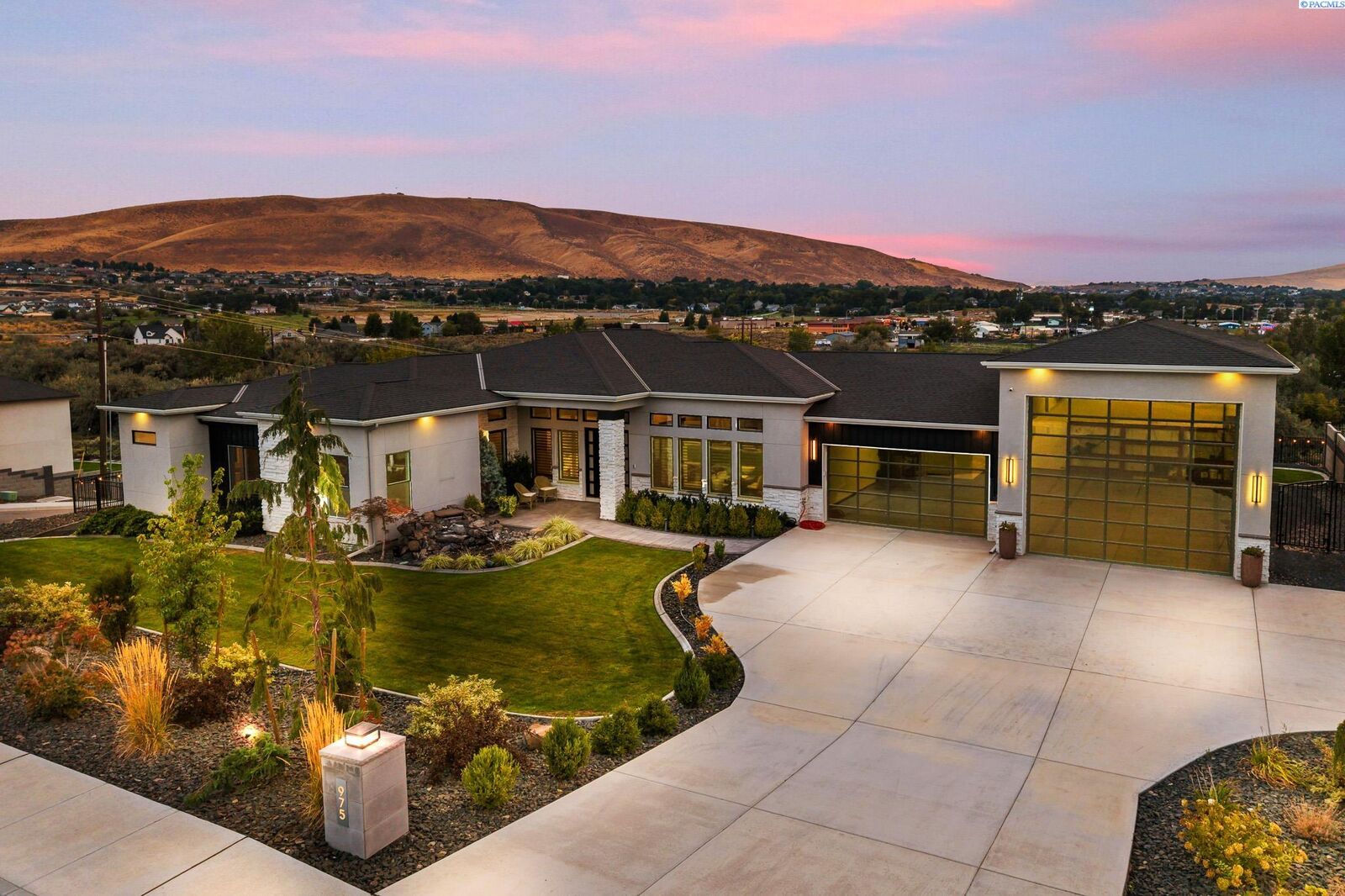 Property Photo: 975 Rieve Court WA 99352