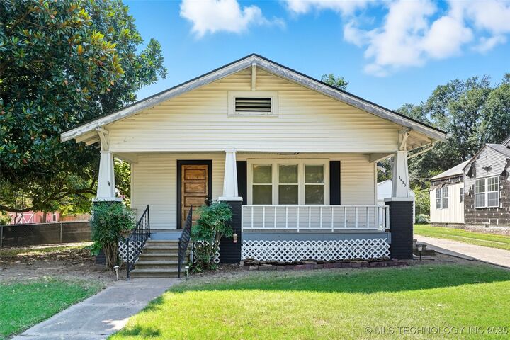 Property Photo: 1420 E 8th Street OK 74447