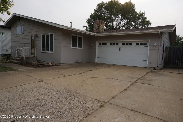 Property Photo:  939 1st Avenue W  ND 58601 