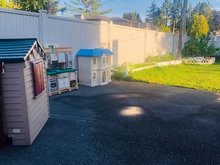 Photo de la propriété:  12472 100 Avenue  BC V3V 2X5 