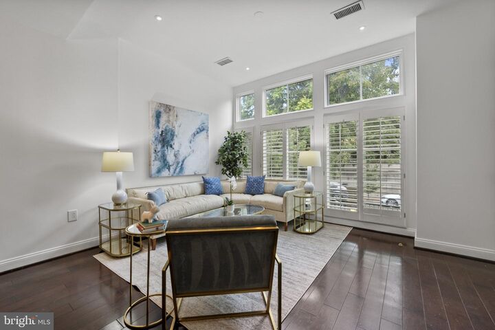 Property Photo:  2200 17th Street NW 204  DC 20009 