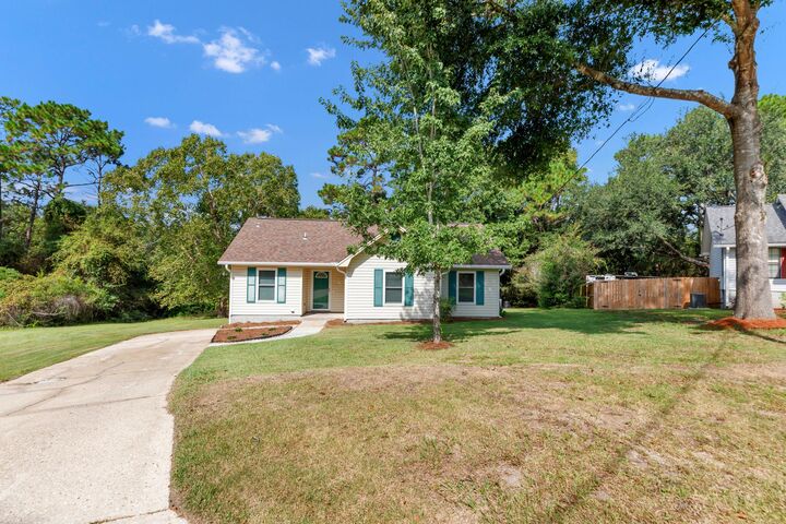 Property Photo:  215 W Pinoak Court  FL 32539 
