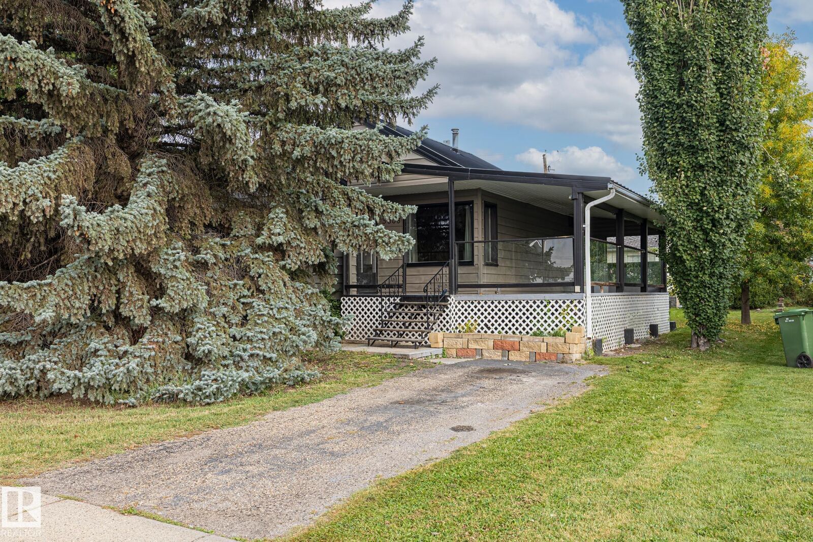 Photo de la propriété:  5008 54 Avenue  AB T0E 2K0 