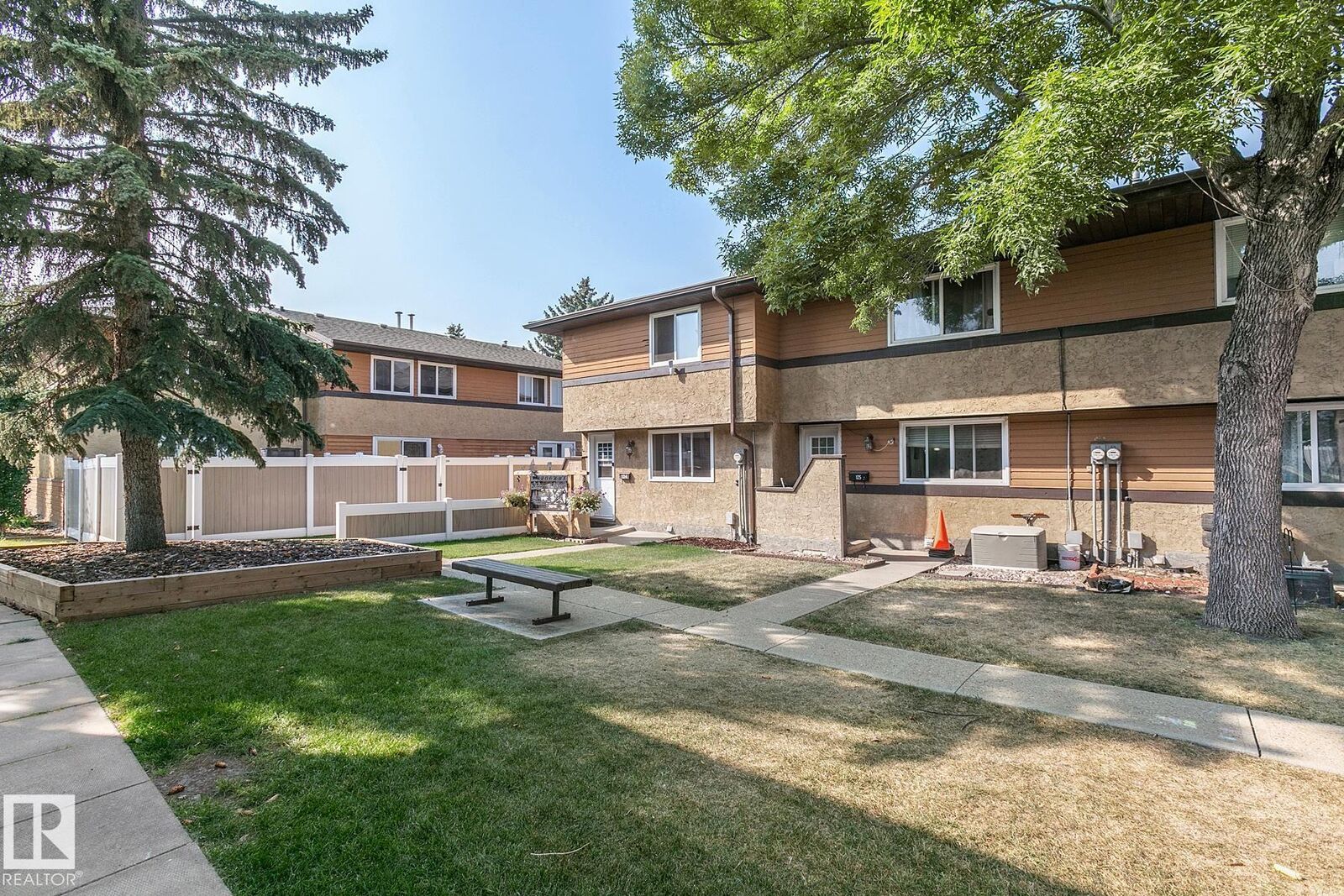 Property Photo:  125 Woodborough Way NW  AB T5Y 1N2 