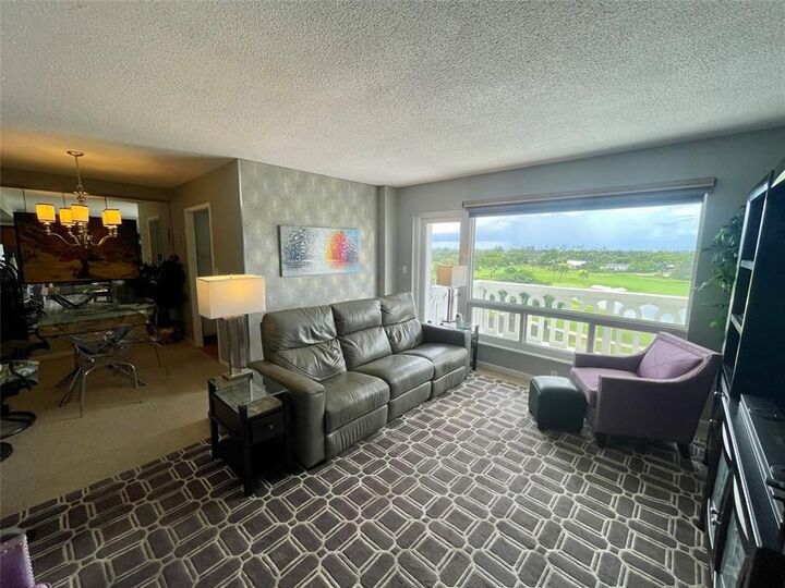 Property Photo:  2500 NE 48th Ln 605  FL 33308 