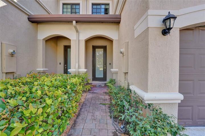 Property Photo: 4228 N Dixie Hwy 106 FL 33334
