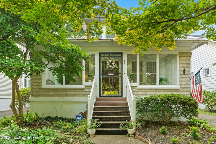 Property Photo:  928 Eastern Pkwy  KY 40217