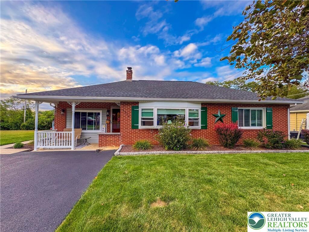 Property Photo: 3319 Aberdeen Circle PA 18104