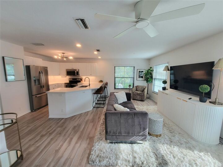 Property Photo: 252 S Links Avenue 2nd Floor FL 34236