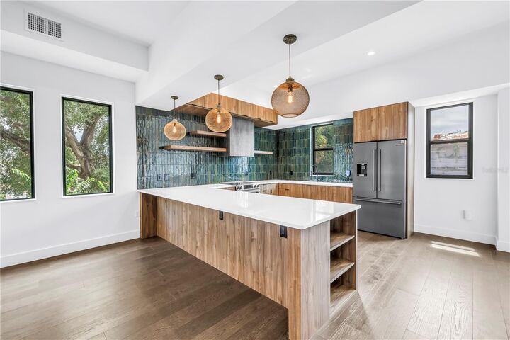 Property Photo:  409 E Oak Avenue 9  FL 33602