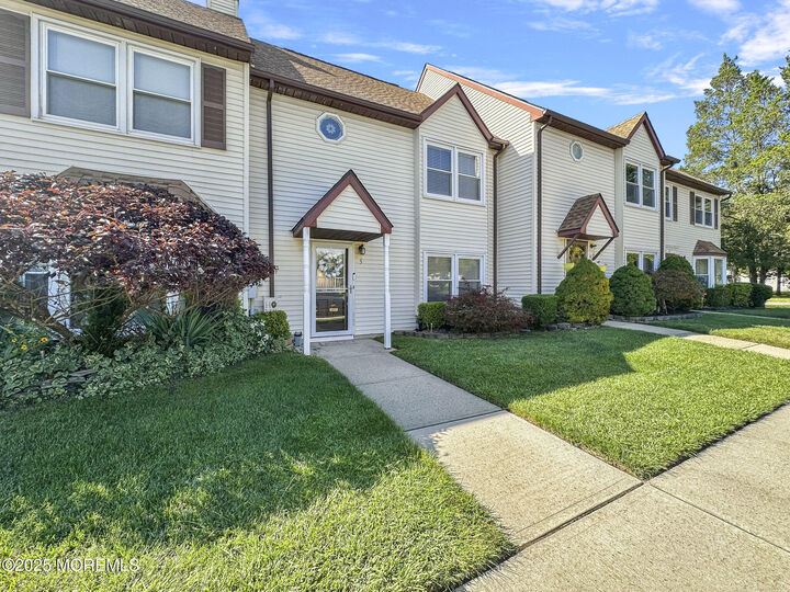 Property Photo:  5 Forge Court  NJ 08527 