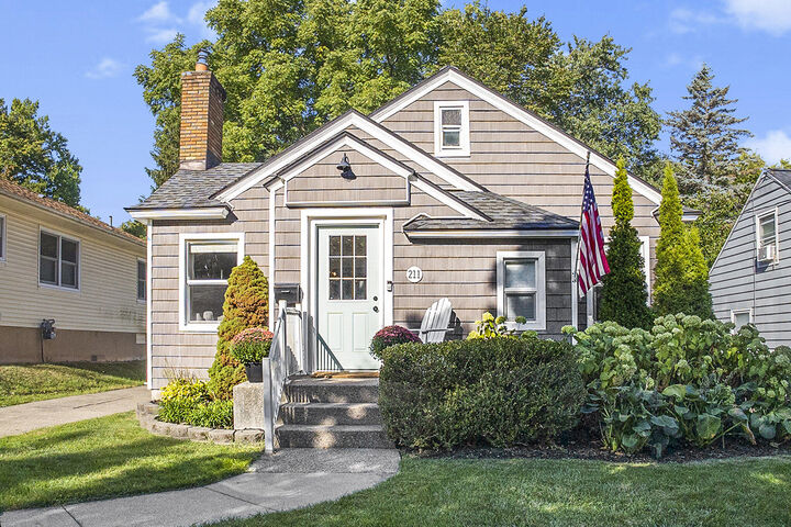 211 Baynton Avenue NE  Grand Rapids MI 49503 photo