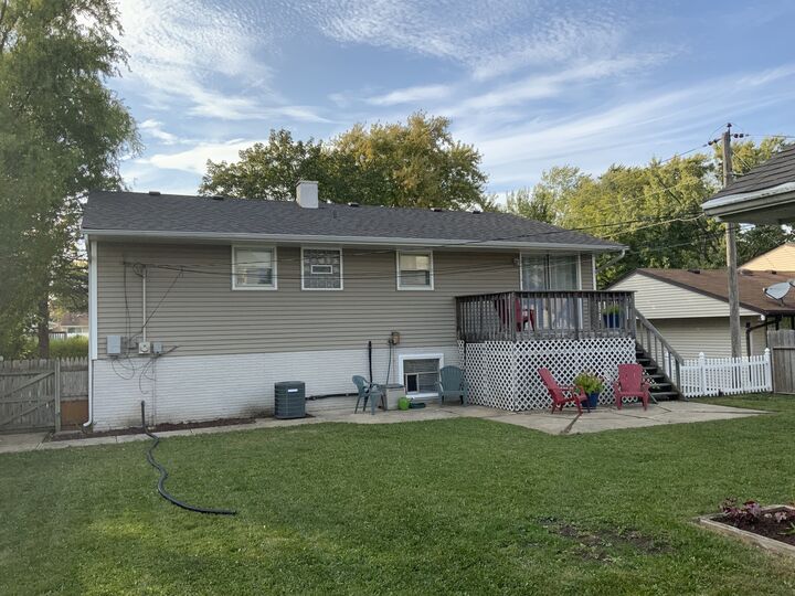 Property Photo: 665 Thornwood Drive IL 60089