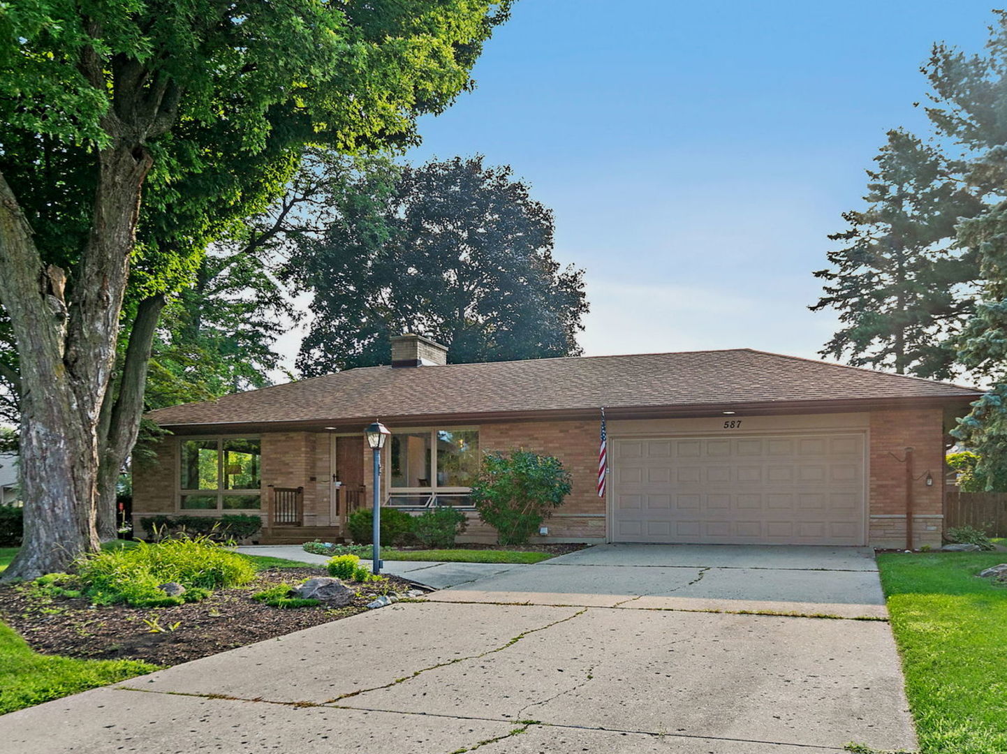 Property Photo:  587 N Clifton Avenue  IL 60123 