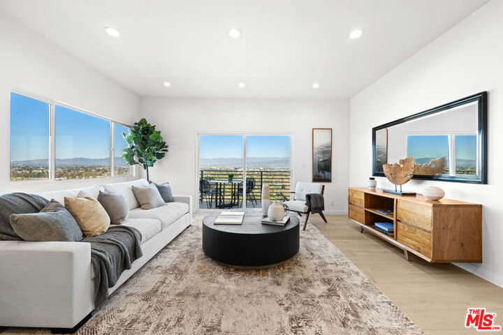 Property Photo: 11725 Laurelwood Drive CA 91604