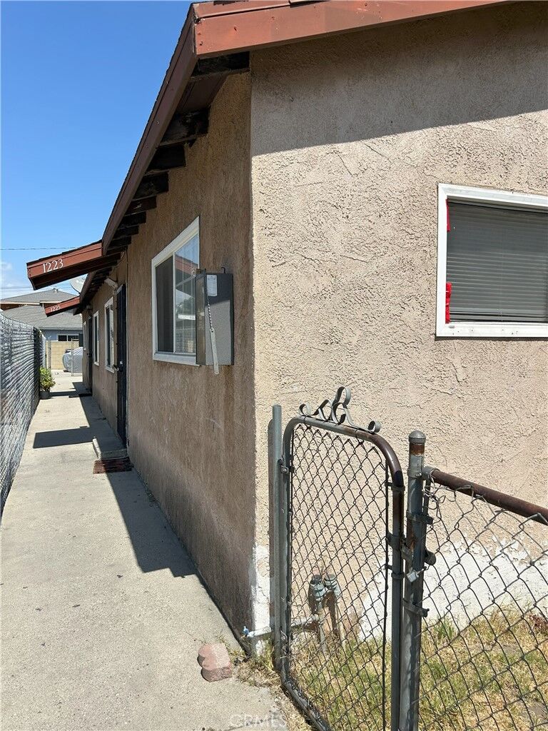 Property Photo:  1233 1233 West 33rd Street  CA 90810 