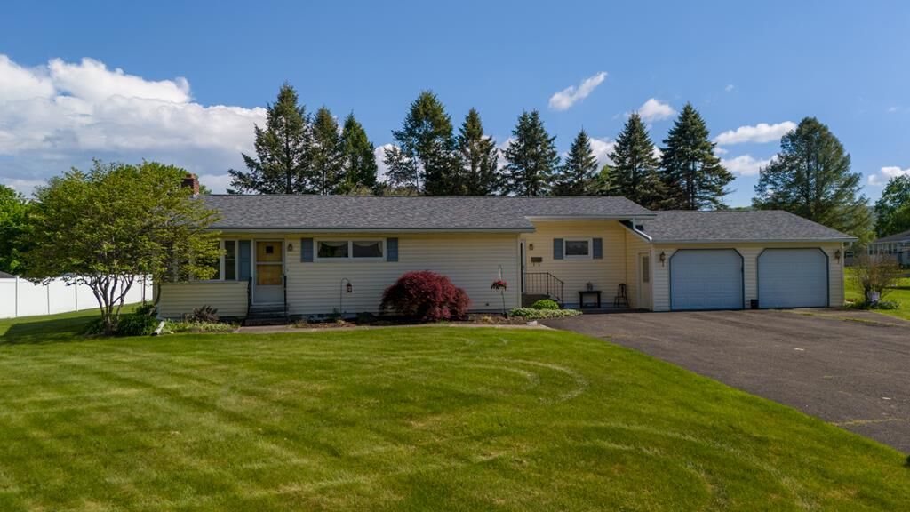 Property Photo:  517 Mohawk  PA 18840 