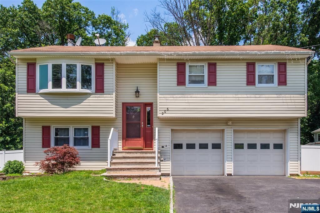 Property Photo:  206 Woolworth Avenue  NJ 07080 