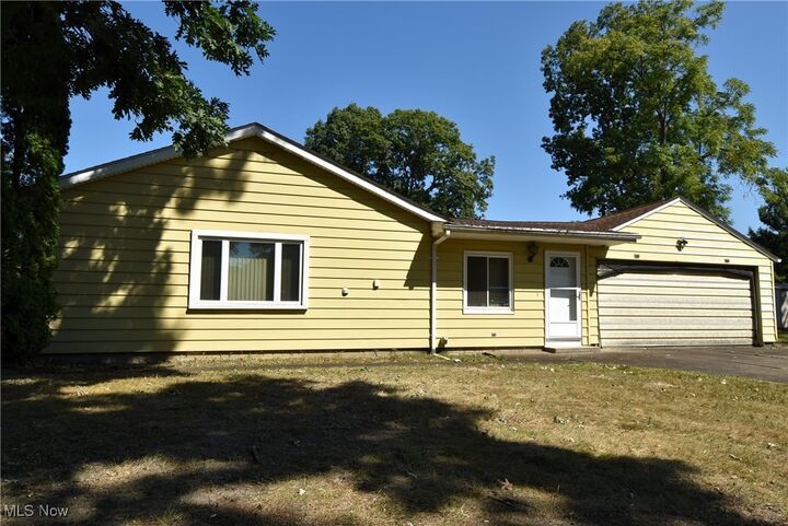 Property Photo: 610 Clifton Drive NE OH 44484