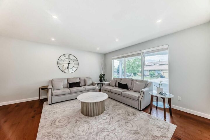 Property Photo:  424 Rundlehill Way NE  AB T1Y 2P7 