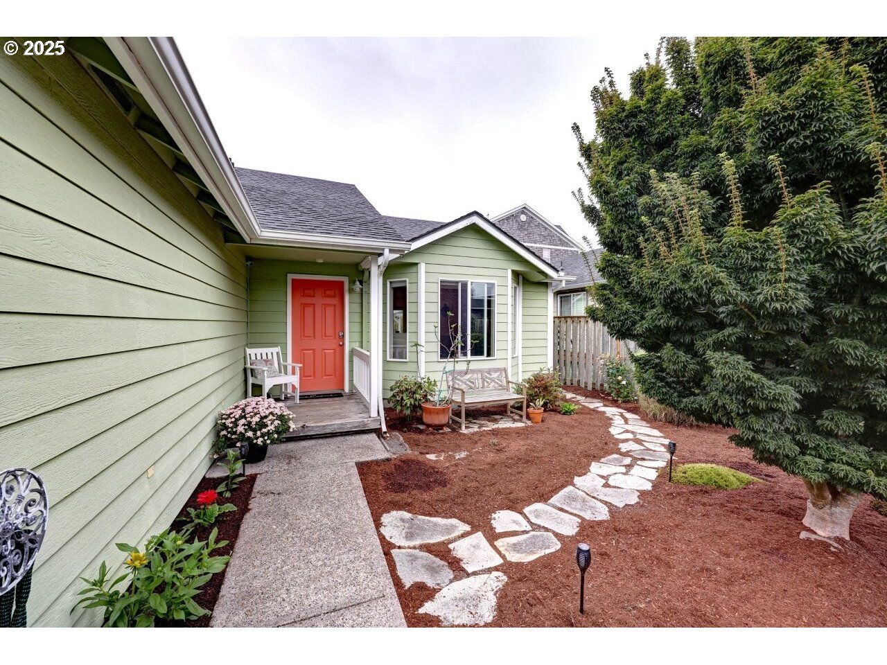 Property Photo:  450 9th Ave  OR 97138 