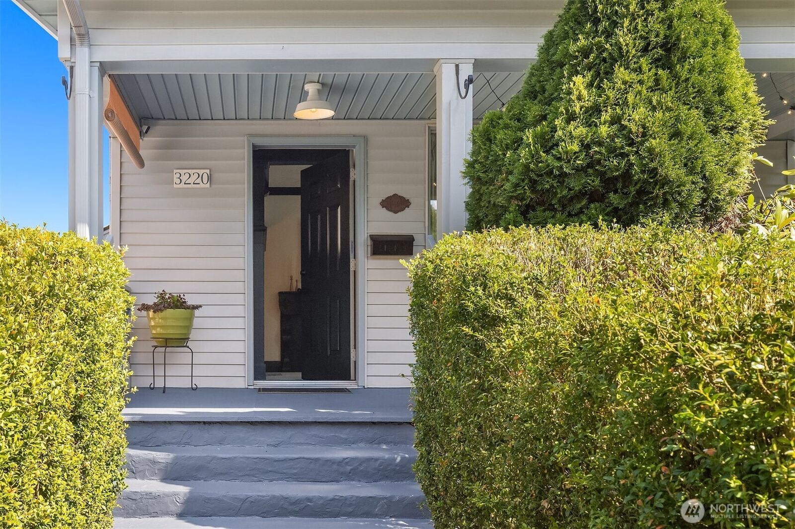 Property Photo:  3220  Belvidere Avenue SW  WA 98126 
