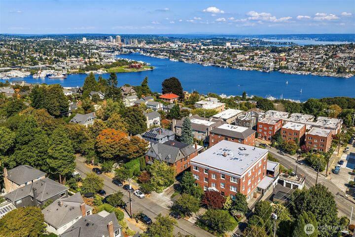 1902  Bigelow Avenue N 404  Seattle WA 98109 photo