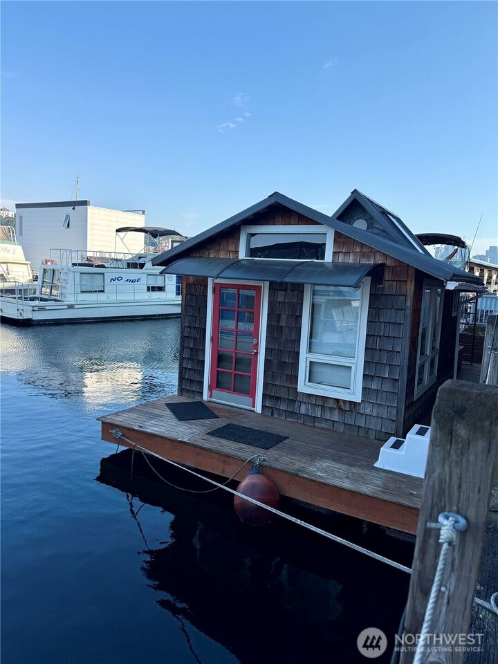 Property Photo:  2040  Westlake Avenue N 1B  WA 98109 