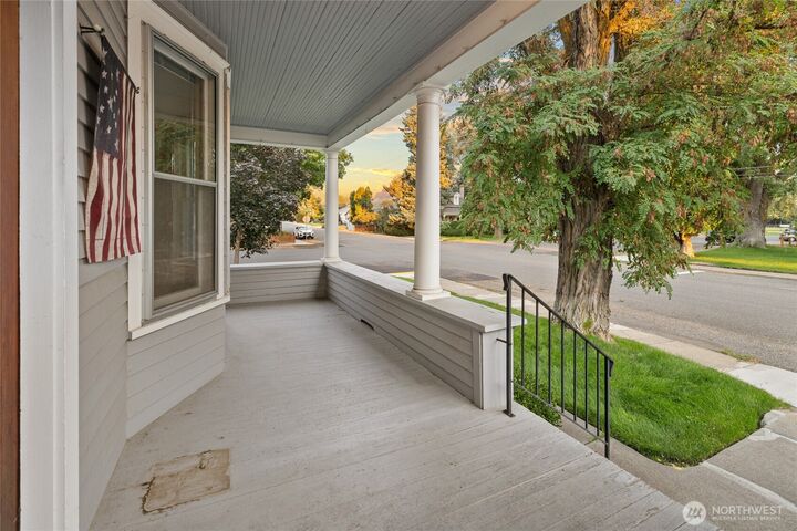 Property Photo: 407 E 2nd Avenue WA 98926