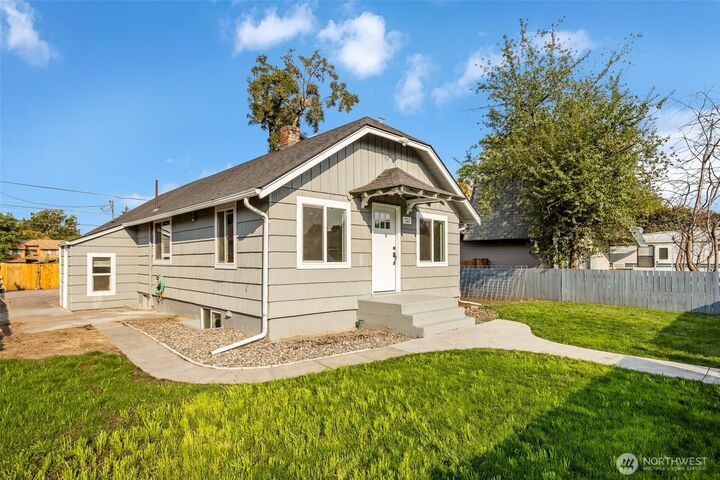 Property Photo: 713 N Roosevelt Street WA 99362