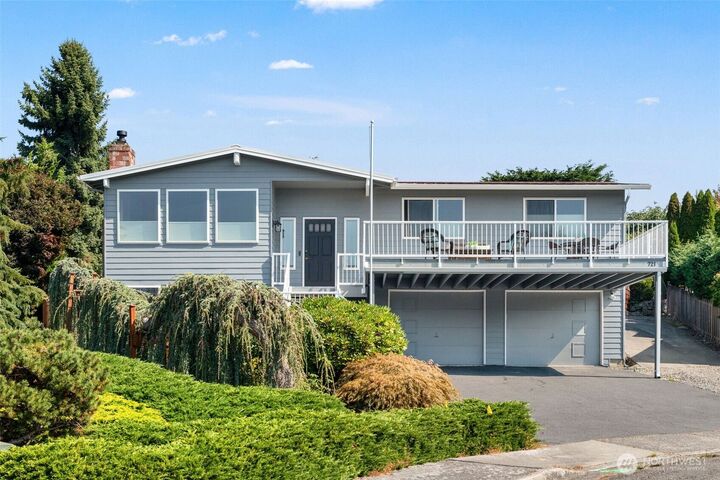 Property Photo: 721 Elm Place W WA 98020