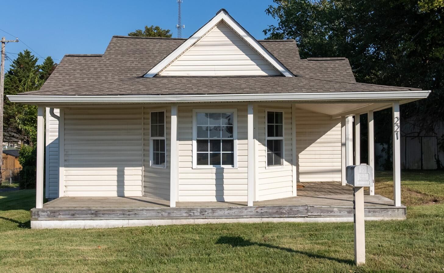 Property Photo: 221 East Street SE TN 37311