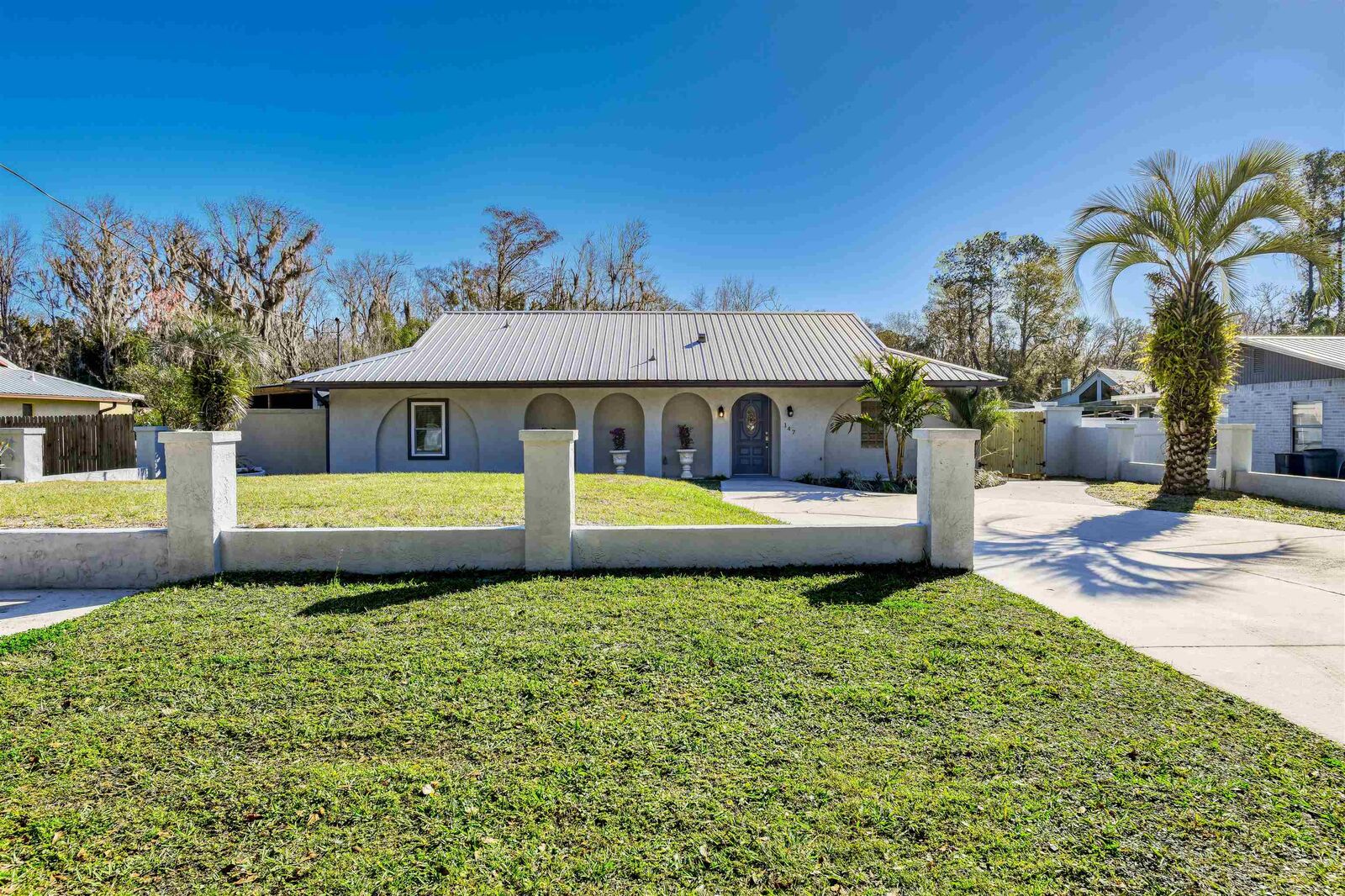 Property Photo: 147 Park Dr FL 32189