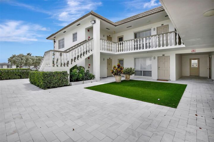Property Photo: 5450 Hollywood Blvd 104 FL 33021