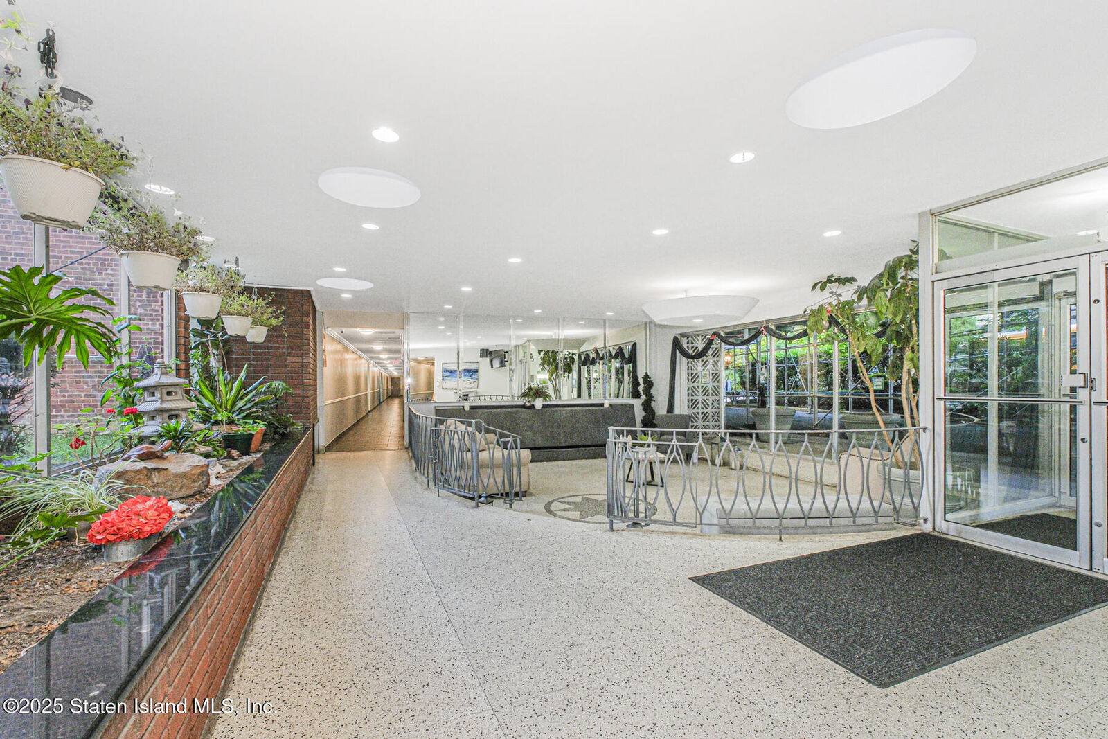 Property Photo:  55 Austin Place 7W  NY 10304 
