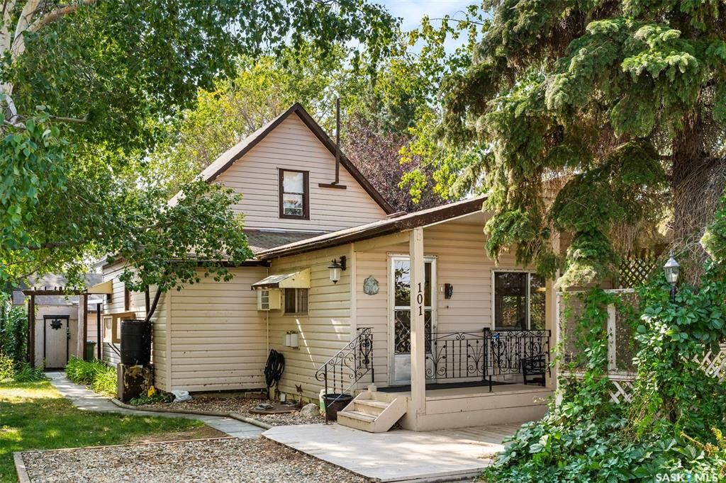 Property Photo:  101 6th Street  SK S0G 4R0 