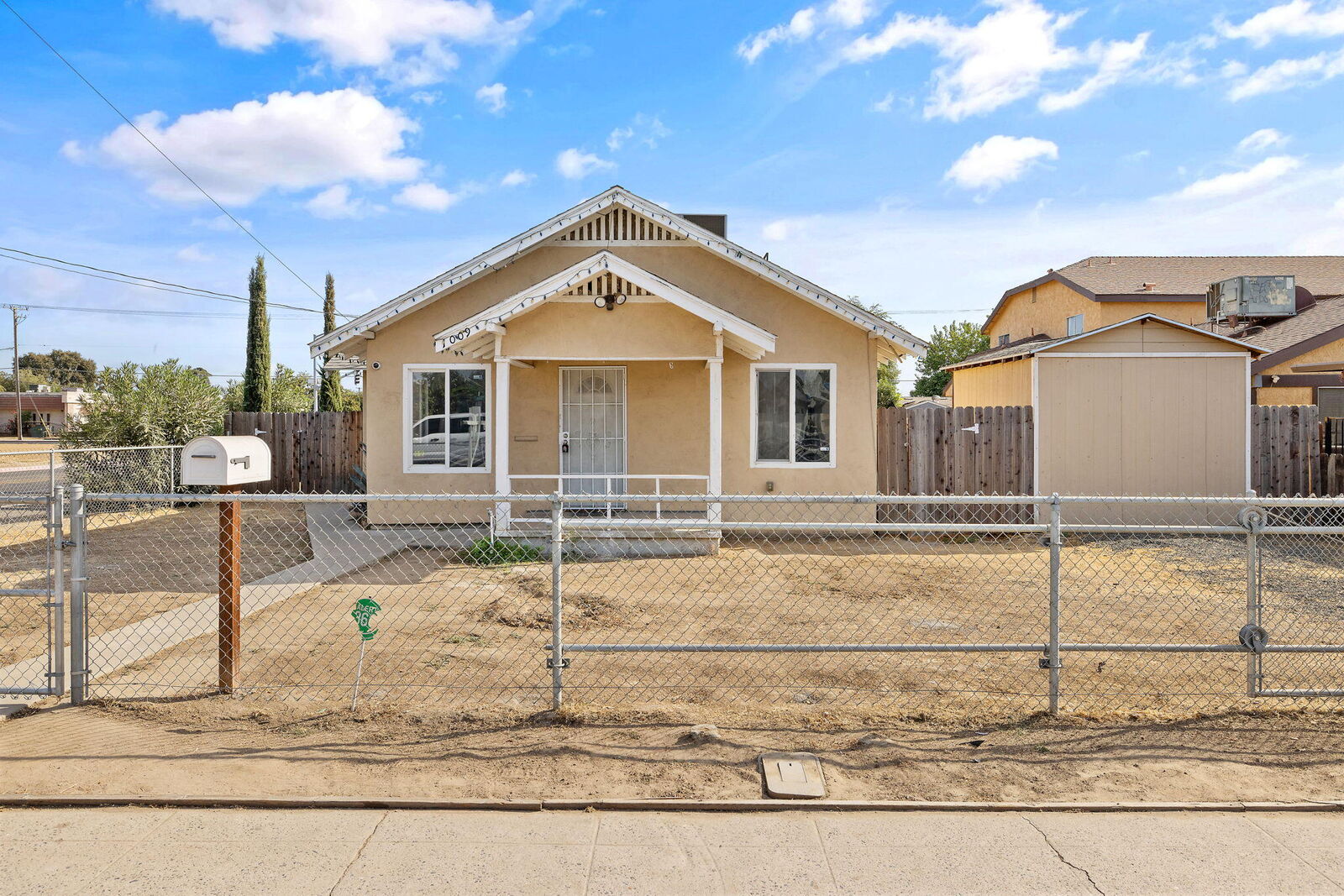 Property Photo: 1009 W Goshen Avenue CA 93291