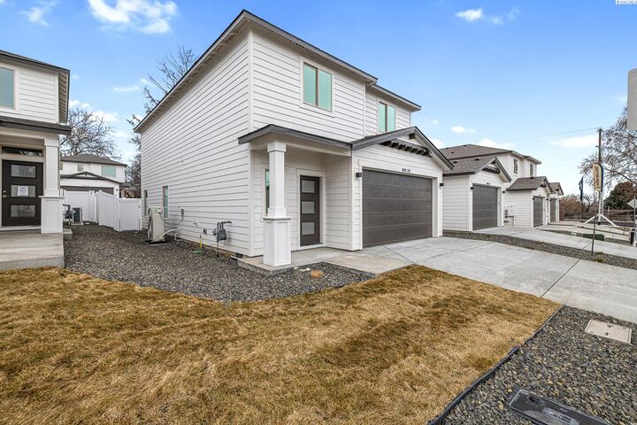 Property Photo: 1030 S Underwood Pl WA 99337