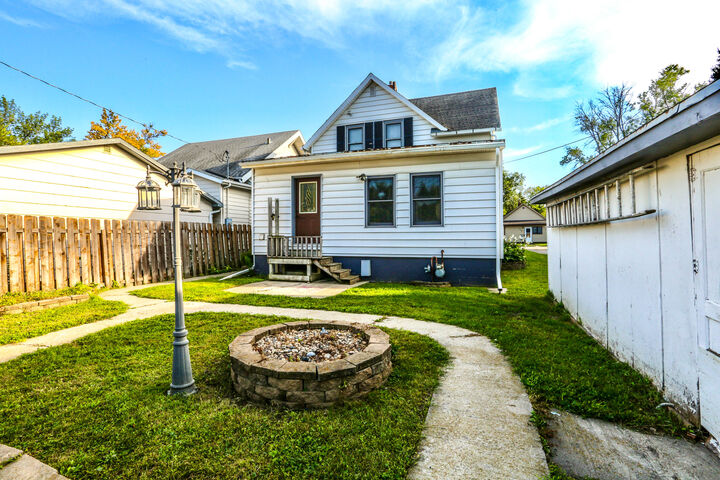 Property Photo: 219 NE 7th Ave SD 57401