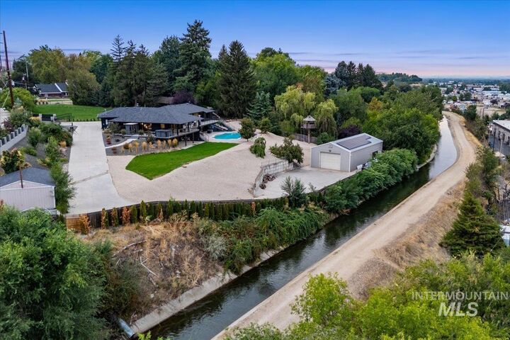 Property Photo:  3200 N Mountain View Dr  ID 83704-4635 